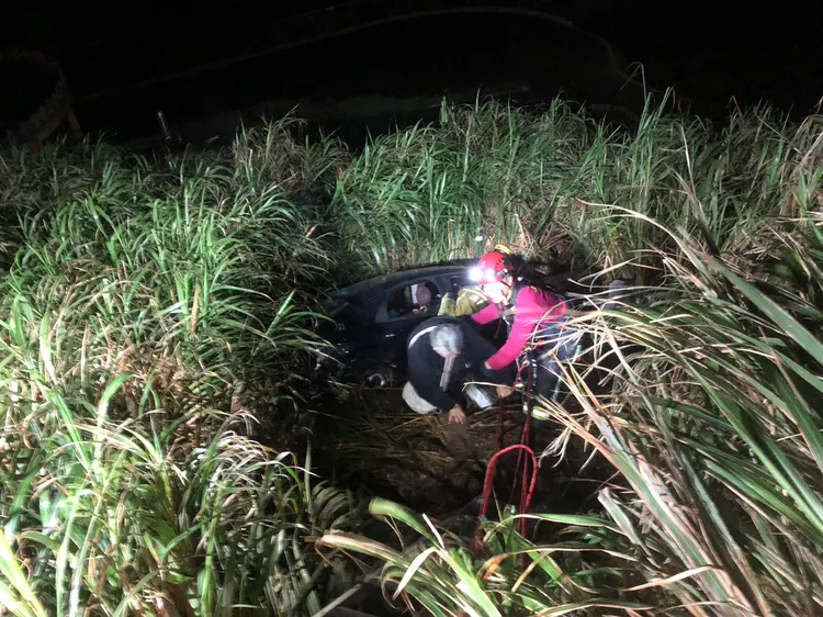 所幸3人均順利脫困，且僅有2人受到輕傷。翻攝畫面