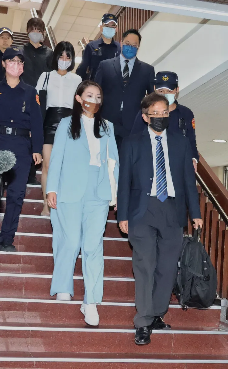 徐千晴(後，白衣黑裙)陪同高虹安(前)出庭。莊宗達攝