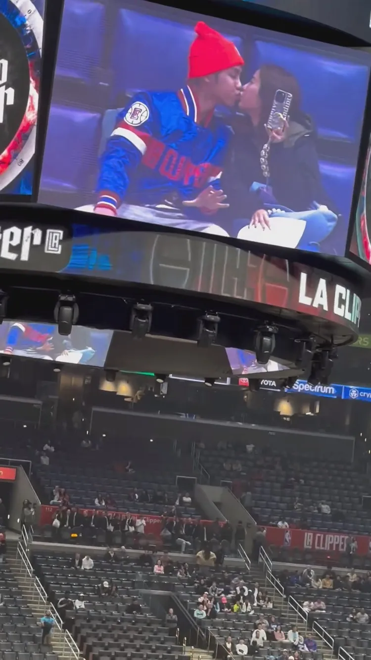 兩人登上NBA球場大螢幕嘟嘴玩親親。翻攝自大元IG