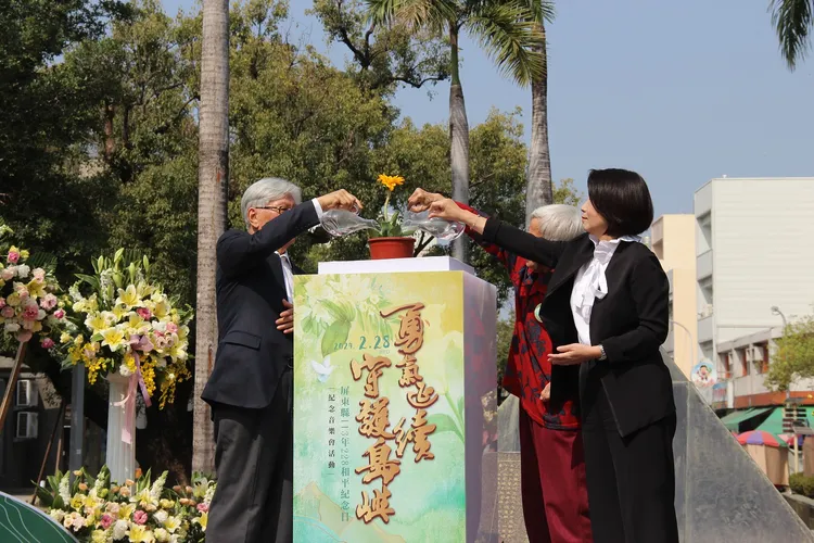 周春米縣長、詩人李敏勇、罹難者家屬林淑汝女士種下希望之樹。縣府提供