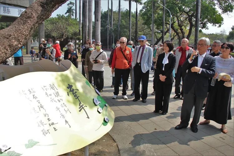 屏東舉辦228音樂紀念會，屏東公園設有228主題展的詩作。縣府提供