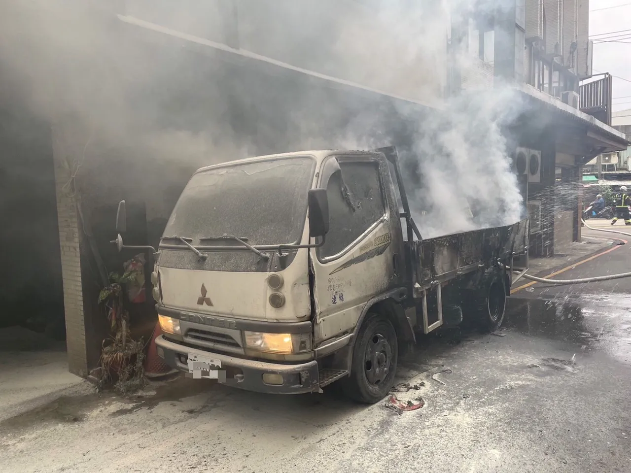 小貨車冒煙。桃園市消防局提供