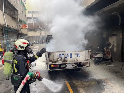 小貨車停路邊車斗突冒煙起火　消防人員速滅火