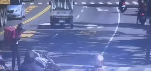 倒楣片｜天降電線害外送員摔車還被追撞　警追落跑禍首駕駛