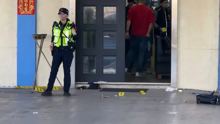 昨天的槍擊案現場滿是彈殼與彈頭。資料照片