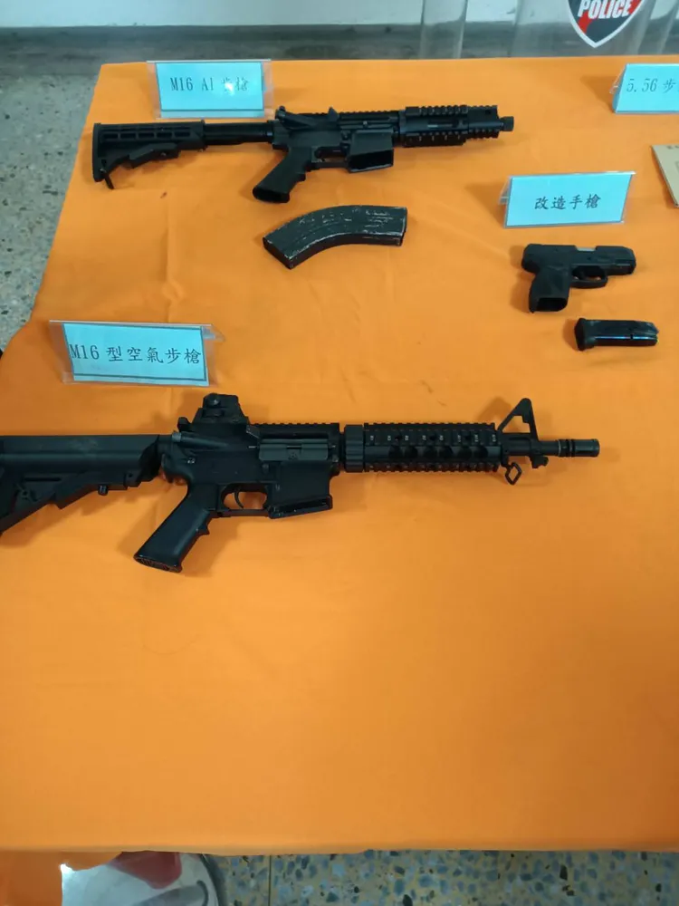 警方起出3把長短槍。民眾提供