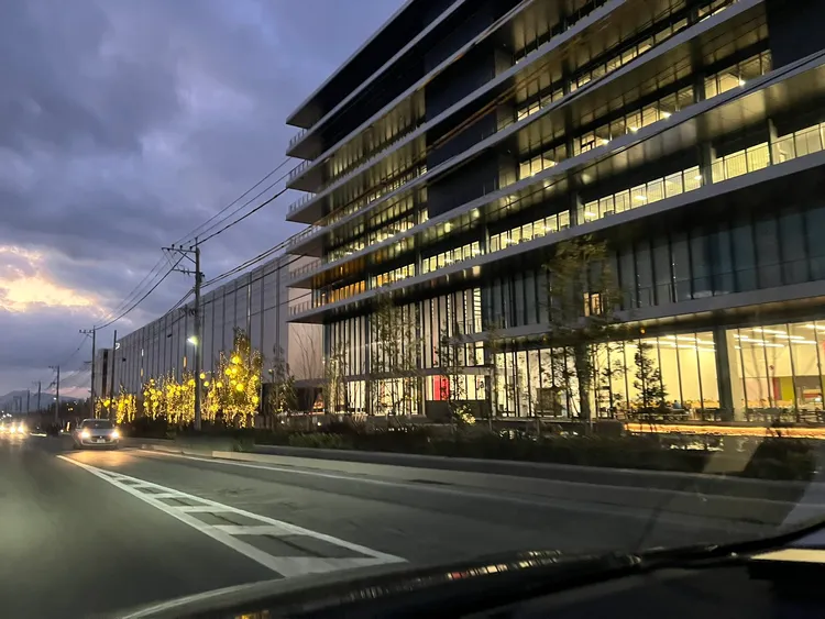 台積電熊本廠已經完工，預計下月開幕。翻攝X