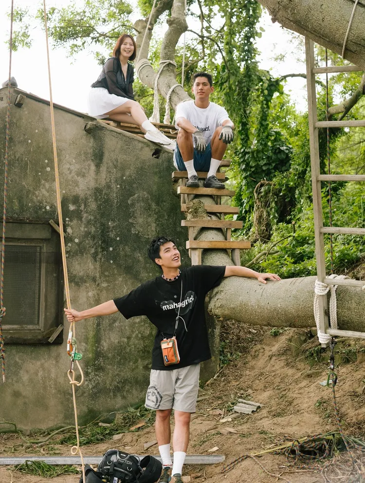 曾敬驊（下）和朱軒洋（中）參與搭建樹屋工作，並邀請劉品言擔任來賓。八大提供