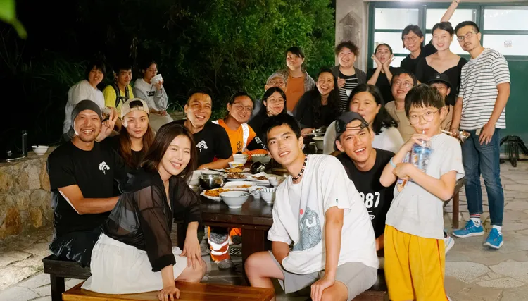 朱軒洋（前排右起）、曾敬驊與劉品言赴馬祖東莒島出外景。八大提供