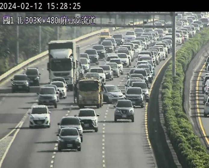 今日下午國1北向304公里發生2輛小客車追撞，佔用中內線車道，造成回堵5公里。高公局提供