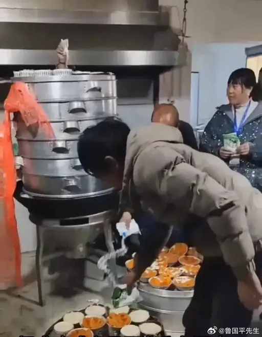 往食物裡狂倒鹽巴!中國村官粗暴阻民辦酒席 網炸:尋釁滋事