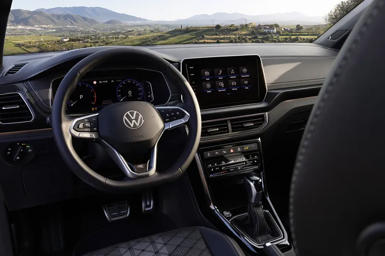 Volkswagen小改款T-Cross大致維持原有中控台設計，但主要是換上新世代的懸浮式車載螢幕。原廠照片