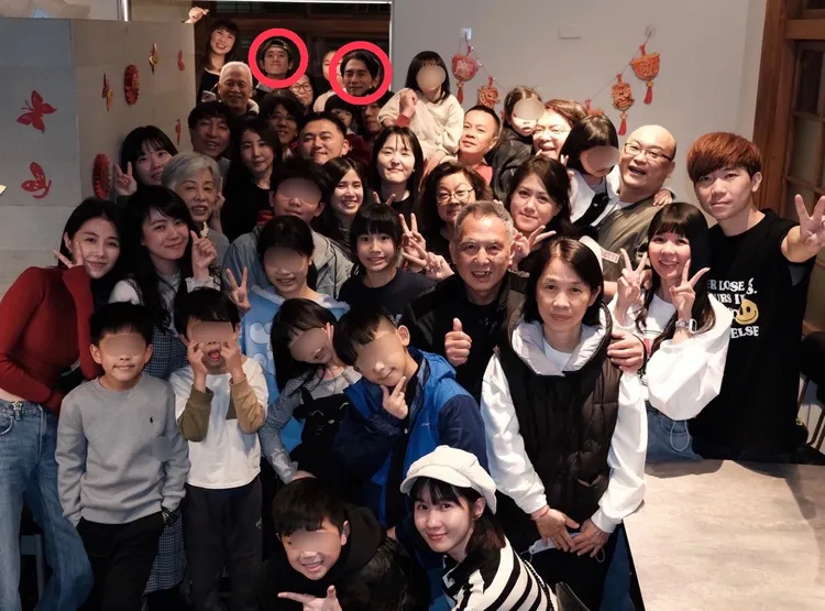 邵雨薇（左前）和吳慷仁、隱形好友温昇豪3家族過年團聚。翻攝邵雨薇臉書