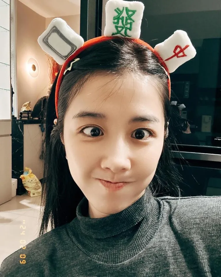 邵雨薇過年返老家高雄打牌試手氣。翻攝邵雨薇臉書