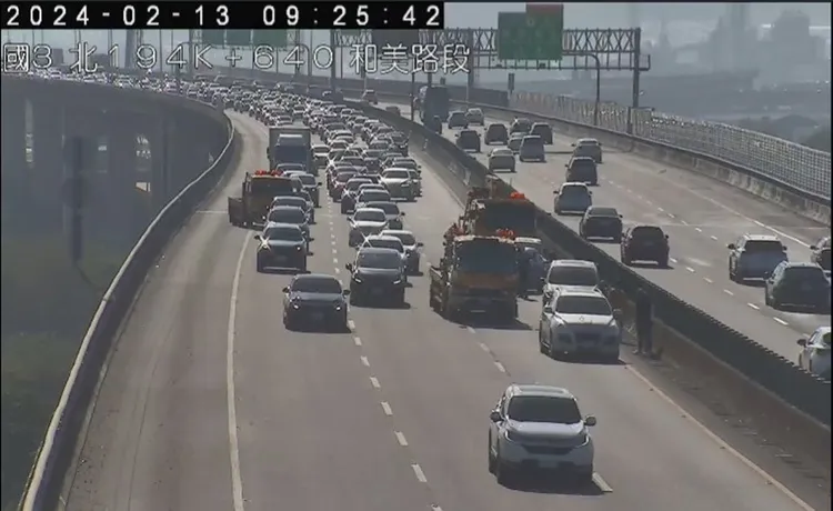今天上午國3北向194.8公里處發生4輛小客追撞事故，佔用內線，回堵約2公里。高公局提供