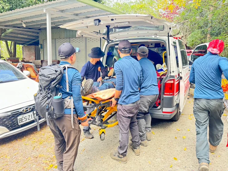 陳姓登山客被送上救護車。民眾提供