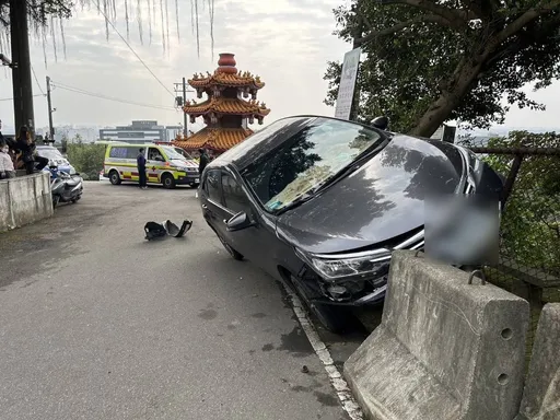 老翁開車找車位情急誤踩油門　擦撞3車再撞傷一對母子