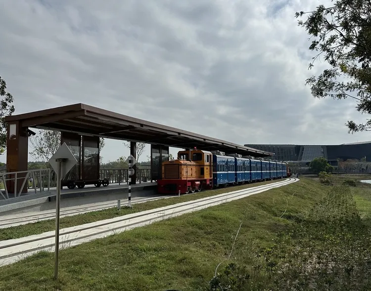 從嘉義高鐵站搭台糖五分車到故宮南院，全長4.4公里，車輛時速約10公里，全程行駛時間約40分鐘，故宮南院（圖後方建築）站下車後走到主展館只要5分鐘。中央社