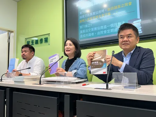 國民黨違規帶麥克風進議場 綠委辣嗆藍白別吃飯了!應組「議事讀書會」