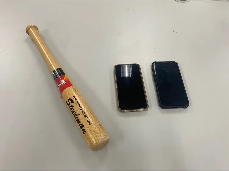 警方查扣砸車用的球棒與通訊用手機。翻攝畫面
