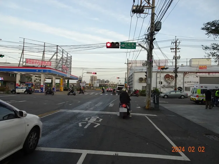 環保局已清理路面油漬。民眾提供