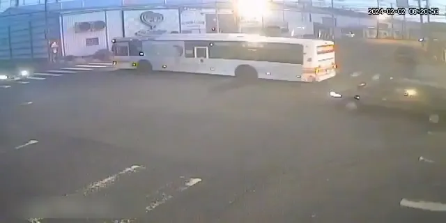 公車沿路漏油。民眾提供