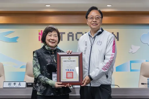 首位「國家工藝成就獎」女性得主　張善政表揚繡藝師粘碧華