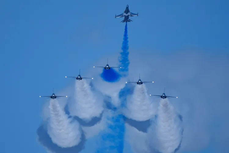 南韓空軍黑鷹表演隊今天在新加坡航空展進行表演。美聯社