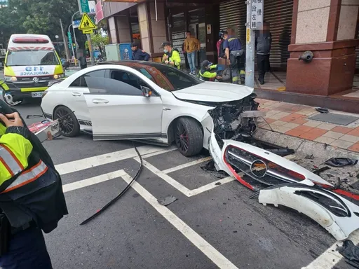 剛經歷小產上路!新北賓士CLA45衝撞CRV 這輛車頭全毀了