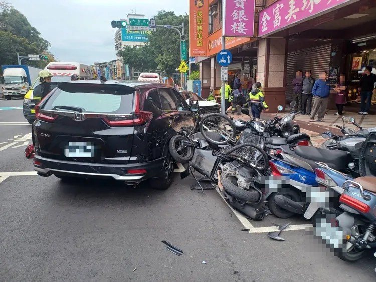 黑色休旅車遭撞。翻攝畫面