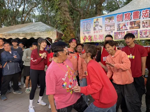 鄭仲茵矇眼咬筆放胡瓜嘴 結果竟發生這件事