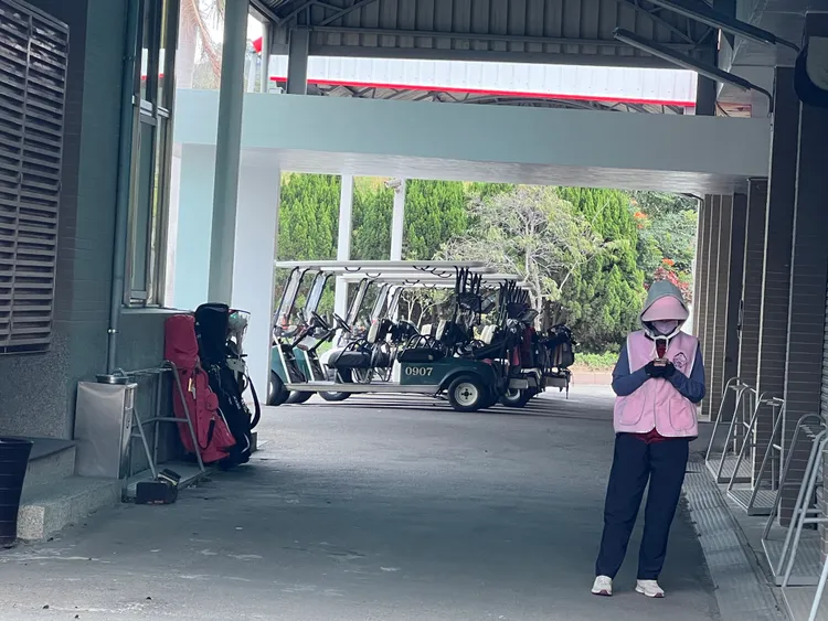 法官認為沒有證據證明該球車擋風板是被桿弟放下（圖中桿弟與本新聞無關）。鮮明攝