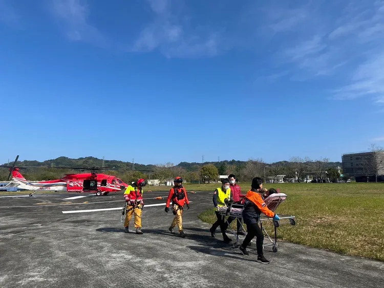南投縣消防局出動救護車將山友送醫。南投縣消防局提供