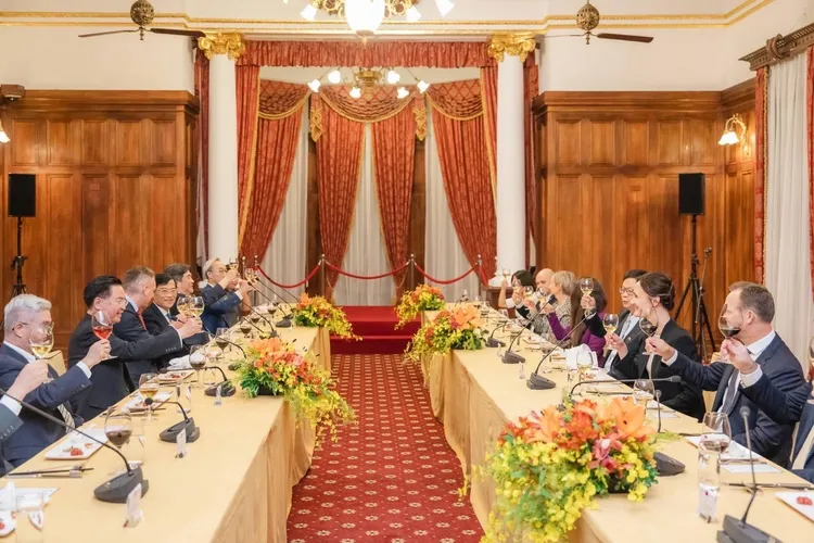 吳釗燮去年10月款宴立陶宛國會議長希米利特訪團。外交部提供