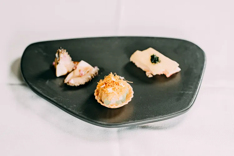 宴會上的主廚迎賓盤：鮑魚、干貝塔、蔥油玉米雞。外交部提供