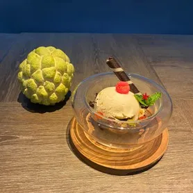 台灣釋迦2021年遭中國宣布禁止輸入，圖為釋迦口味的冰淇淋，在宴客桌上創造話題。外交部提供