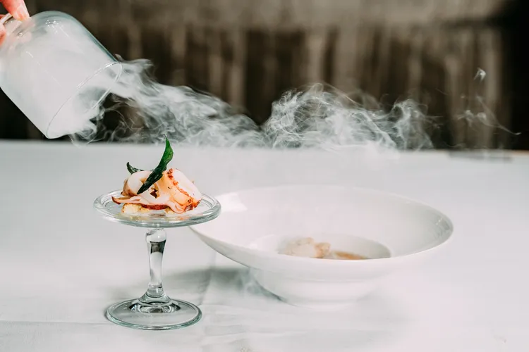 宴請外賓的食物皆不帶任何骨、刺、殼，圖為煙燻海大卷。外交部提供