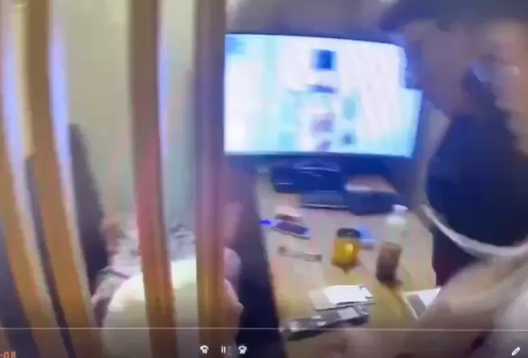 警方昨天在大同區的網咖逮到陳男。翻攝畫面