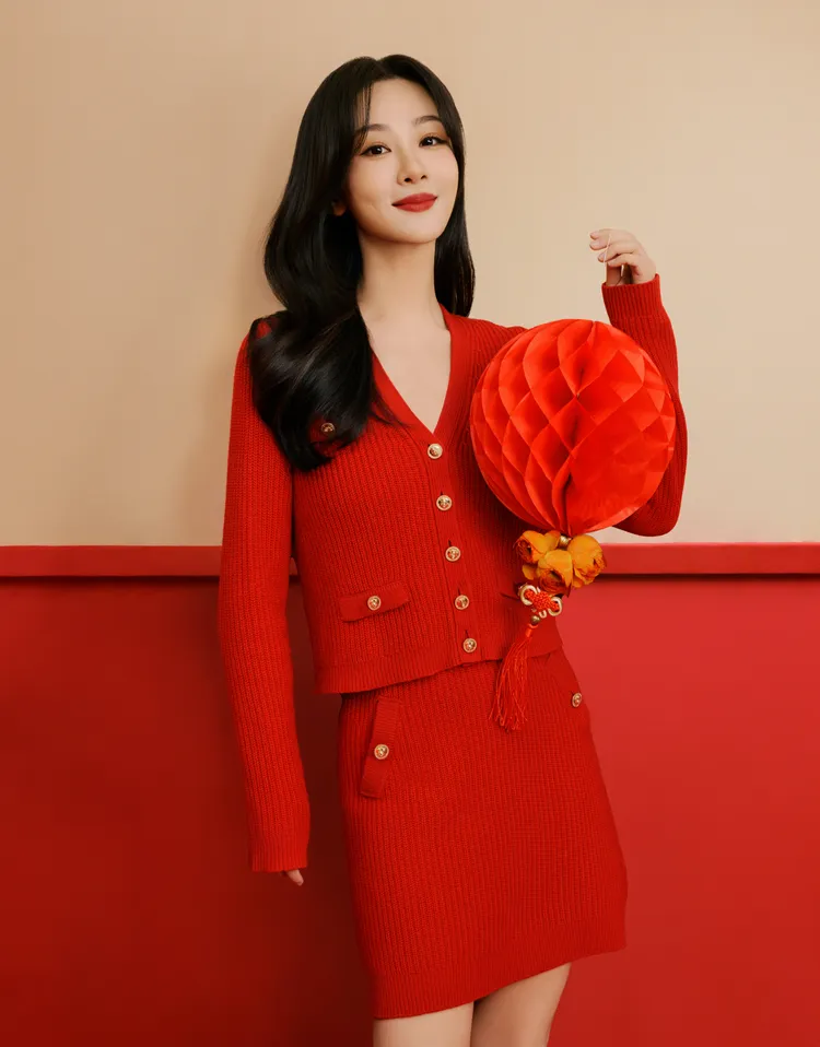紅色針織小外套1萬1700元、針織裙9200元。品牌提供