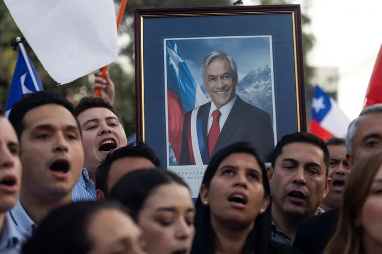 智利民眾自發性悼念前總統皮涅拉。路透社
