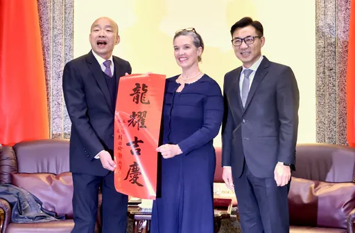 韓國瑜國會外交處女秀！送孫曉雅春聯「龍耀吉慶」　一句神翻譯全場笑了