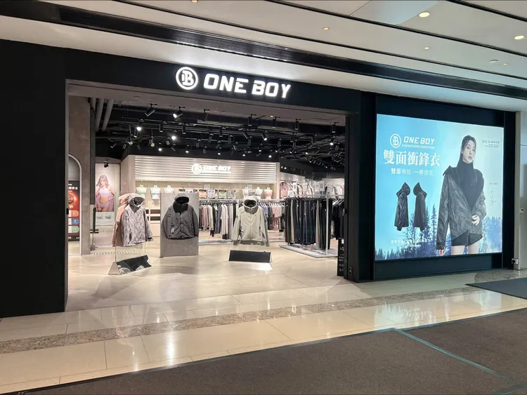 ONE BOY去年7月強勢登港於Mira Place開設海外首間旗艦店，代言人郭雪芙穿著雙面衝鋒衣形象照絕美現身。