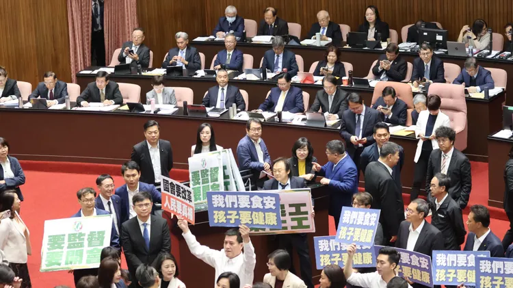 藍綠議場叫陣長達半小時，混亂劇碼結束，陳建仁才順利上台。莊宗達攝