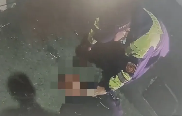 警員逮捕男子。新埔警分局提供