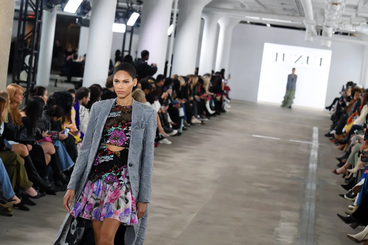 中國品牌「玖姿」秋冬大秀11日在紐約時裝周登場。新華社