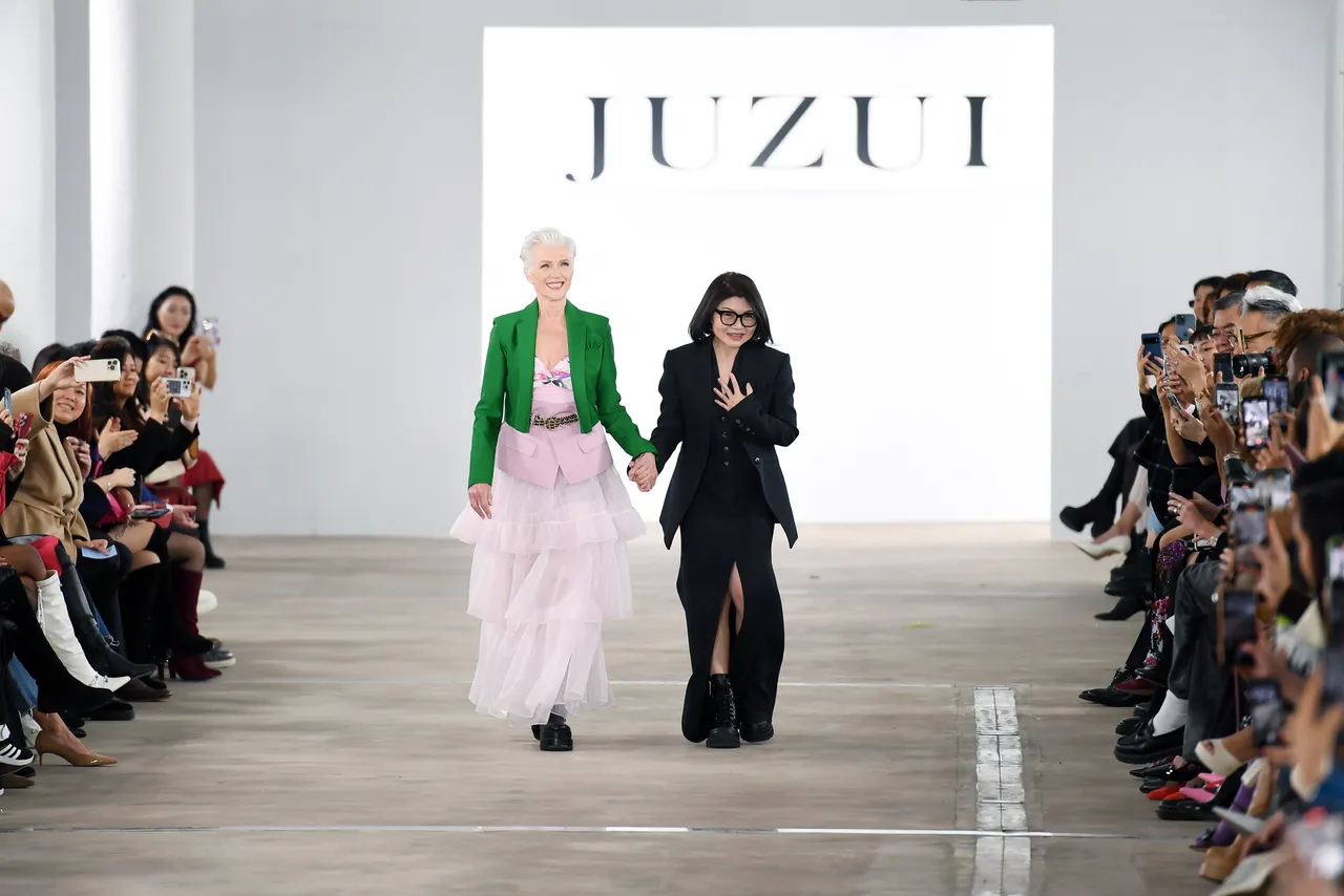 馬斯克的母親梅伊馬斯克(左)與「玖姿」設計師王陶。新華社