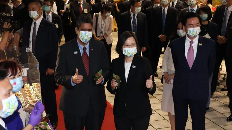 帛琉總統惠恕仁（左）2022年10月率訪問團到台灣台進行國是訪問。資料照片