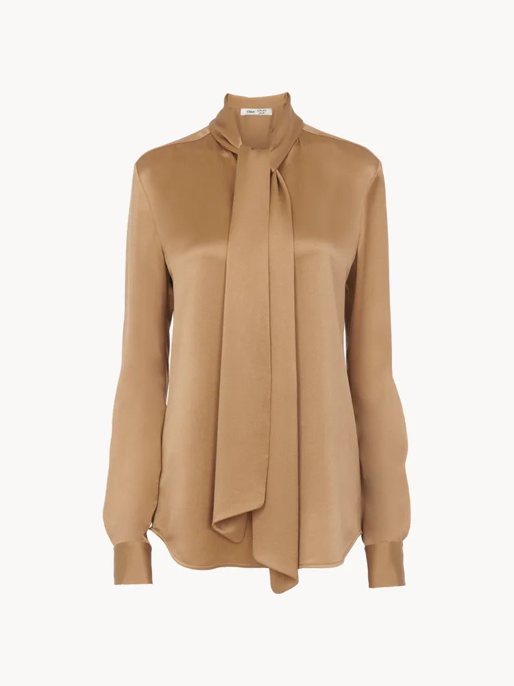 卡其色長袖襯衫， 7萬2600元。品牌提供