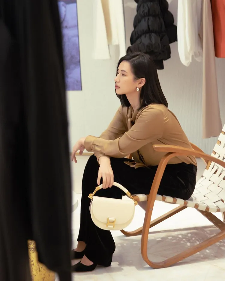 趙岱新拎上Chloé Marcie半月包。品牌提供