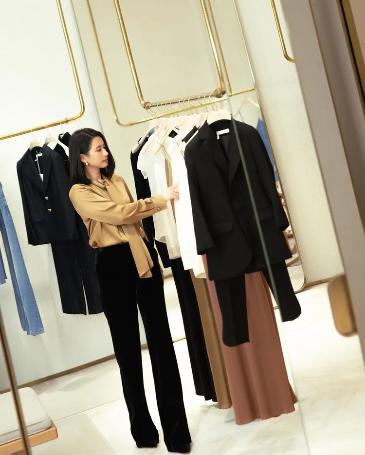 趙岱新選穿的黑色長褲襯托出1雙逆天長腿。品牌提供